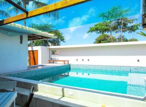 The swimming pool at or close to Casa a 140m da Praia do Sul com Wi-Fi em Ilheus BA