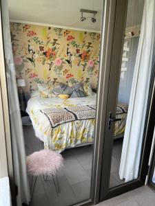 een slaapkamer met een bed met bloemenbehang bij Reñaca Departamento 2D 2B in Viña del Mar