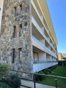 een groot stenen gebouw met een hek ervoor bij Reñaca Departamento 2D 2B in Viña del Mar