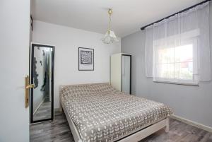 Posteľ alebo postele v izbe v ubytovaní Apartments and rooms with parking space Biograd na Moru, Biograd - 6219