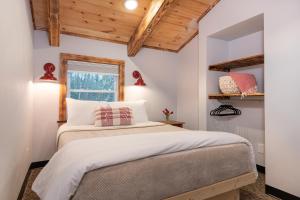 Mad River Lodge tesisinde bir odada yatak veya yataklar