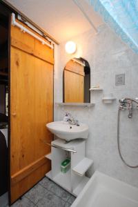 W łazience znajduje się umywalka i prysznic. w obiekcie Studio Merag 7877a w mieście Cres