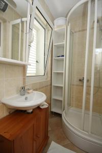 W łazience znajduje się umywalka i prysznic. w obiekcie Holiday house with WiFi Kukljica, Ugljan - 8251 w mieście Kukljica