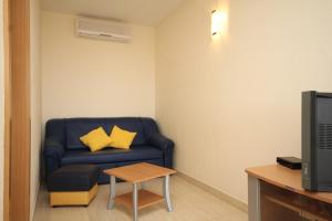 Apartments with a parking space Rukavac, Vis - 8839 휴식 공간