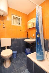 Koupelna v ubytování Apartments with a parking space Rukavac, Vis - 8839
