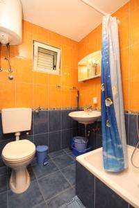 Kúpeľňa v ubytovaní Apartments with parking spaces Rukavac, Vis - 8839