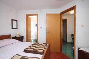 Ένα ή περισσότερα κρεβάτια σε δωμάτιο στο Apartment Beli 8094b