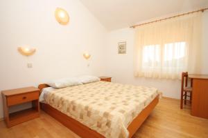 Postel nebo postele na pokoji v ubytování Apartments and rooms with parking space Bozava, Dugi otok - 8100