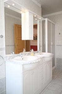 baño con 2 lavabos y espejo grande en Apartments and rooms with parking space Bozava, Dugi otok - 8100, en Božava