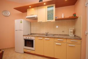 Kuchyň nebo kuchyňský kout v ubytování Apartments and rooms with parking space Bozava, Dugi otok - 8100