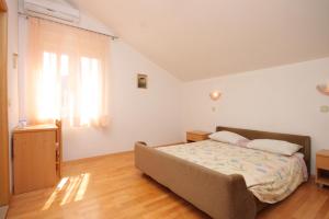 Postel nebo postele na pokoji v ubytování Apartments and rooms with parking space Bozava, Dugi otok - 8100
