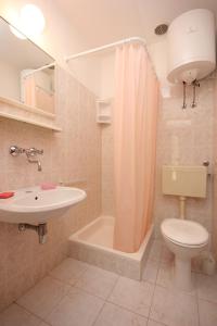 e bagno con lavandino, servizi igienici e doccia. di Seaside holiday house Cove Rogacic, Vis - 8889 a Vis