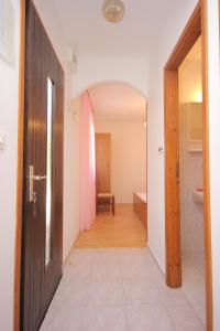 un corridoio con porta che conduce al bagno di Seaside holiday house Cove Rogacic, Vis - 8889 a Vis
