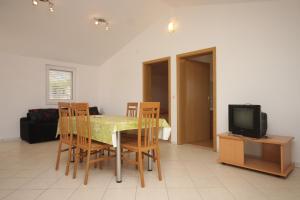 Televisyen dan/atau pusat hiburan di Apartments with a parking space Zman, Dugi otok - 8133