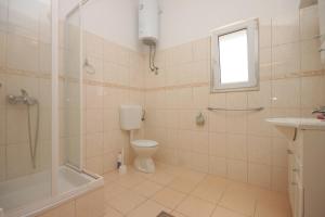 Bilik mandi di Apartments with a parking space Zman, Dugi otok - 8133 +17 gambar