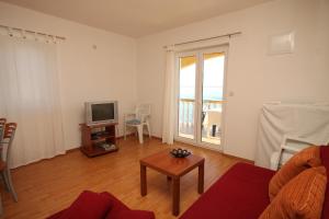 Televízia a/alebo spoločenská miestnosť v ubytovaní Apartment Preko 8384a