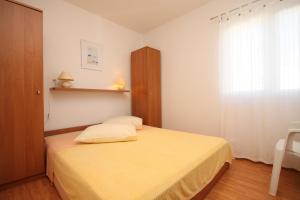 Postel nebo postele na pokoji v ubytování Apartments by the sea Preko, Ugljan - 8384