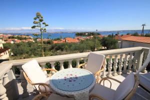 Una mesa y sillas en un balcón con vista. en Apartments with parking space Preko, Ugljan - 8224, en Preko