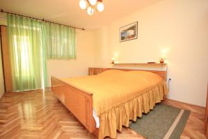 Apartments and rooms by the sea Medveja, Opatija - 2305 في لوفران: غرفة نوم بسرير كبير في غرفة