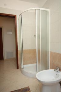 een badkamer met een douche, een toilet en een wastafel bij Apartment Moscenicka Draga 2327c in Mošćenička Draga