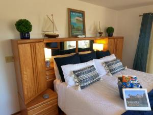 1 dormitorio con 1 cama con cabecero de madera en Sommer Hus-Best value in Southern California Wine Country, en Temecula