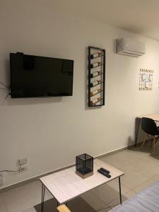 uma sala de estar com uma televisão de ecrã plano na parede em Pellegrini Apartment Mendoza em Mendoza