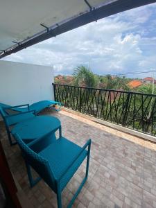 d'un balcon avec des chaises bleues et une vue sur l'océan. dans l'établissement Kaen Apartments, à Canggu