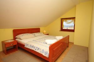 Schlafzimmer mit einem Bett und einem Fenster in der Unterkunft Apartments with a parking space Preko, Ugljan - 8428 in Preko