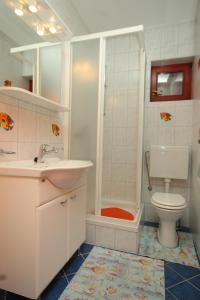 Un baño con inodoro, ducha y lavabo. en Apartments with a parking space Preko, Ugljan - 8428, en Preko 33 fotos más