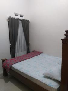 Tempat tidur dalam kamar di Almahyra Homestay Syariah