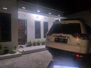 una camioneta estacionada frente a una casa en Almahyra Homestay Syariah, en Bukittinggi