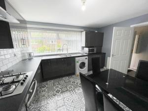 a kitchen with a washer and dryer in it at Cozy Nights - Shawholm Cr in Mansewood