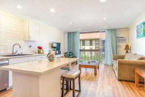 cocina abierta y sala de estar con sofá en Kona Mansions 123, en Kailua-Kona