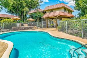 una piscina frente a una casa en Kona Mansions 123, en Kailua-Kona