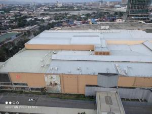 una vista aérea de un edificio en una ciudad en Studio U Across SM Cebu with kitchen! sunvida 2407, en Cebú