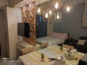 Apartamento pequeño con mesa de comedor y sala de estar. en Studio U Across SM Cebu with kitchen! sunvida 2407, en Cebú