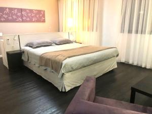 um quarto com uma cama grande num quarto em Apto Privativo em Hotel de Luxo no Ibirapuera em São Paulo