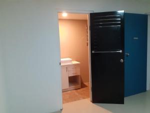 Single Room with Shared Kitchen and Living Room في سوفا: ثلاجة سوداء في غرفة مع حمام