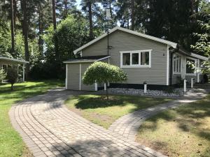 uma pequena casa com uma entrada de tijolos em Nordic Relax House - Stonehouse em Sjöbo