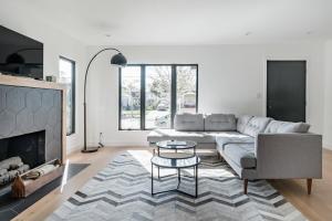 Posezení v ubytování Modern Bungalow with a Pool in Larchmont Village