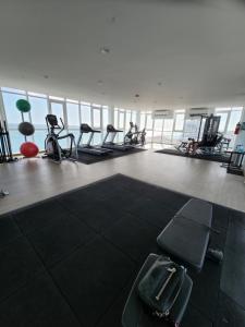 Fitness centrum a/nebo fitness zařízení v ubytování ARUBA DREAM GETAWAY 2BR/2BT OCEAN & POOL VIEW