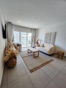 Posezení v ubytování ARUBA DREAM GETAWAY 2BR/2BT OCEAN & POOL VIEW