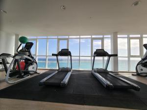 Fitness centrum a/nebo fitness zařízení v ubytování ARUBA DREAM GETAWAY 2BR/2BT OCEAN & POOL VIEW