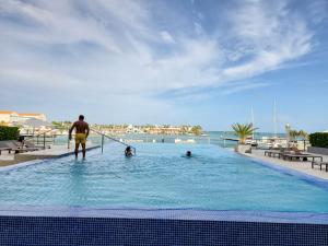 Bazén v ubytování ARUBA DREAM GETAWAY 2BR/2BT OCEAN & POOL VIEW nebo v jeho okolí