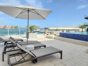 Balkón nebo terasa v ubytování ARUBA DREAM GETAWAY 2BR/2BT OCEAN & POOL VIEW