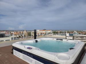 Bazén v ubytování ARUBA DREAM GETAWAY 2BR/2BT OCEAN & POOL VIEW nebo v jeho okolí