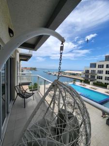 Bazén v ubytování ARUBA DREAM GETAWAY 2BR/2BT OCEAN & POOL VIEW nebo v jeho okolí