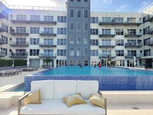 Bazén v ubytování ARUBA DREAM GETAWAY 2BR/2BT OCEAN & POOL VIEW nebo v jeho okolí