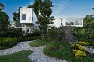 uma casa numa colina com um jardim em Garden Pod at Gardens by the Bay em Singapura