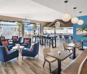 Compass by Margaritaville Medford的休息区